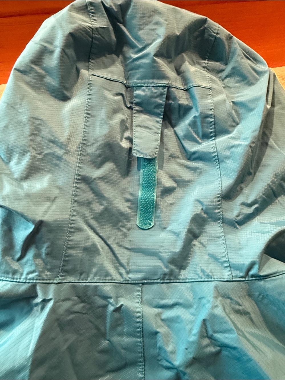 Marmot women’s turquoise/Blue Hooded Rain Jacket - Picture 10 of 11
